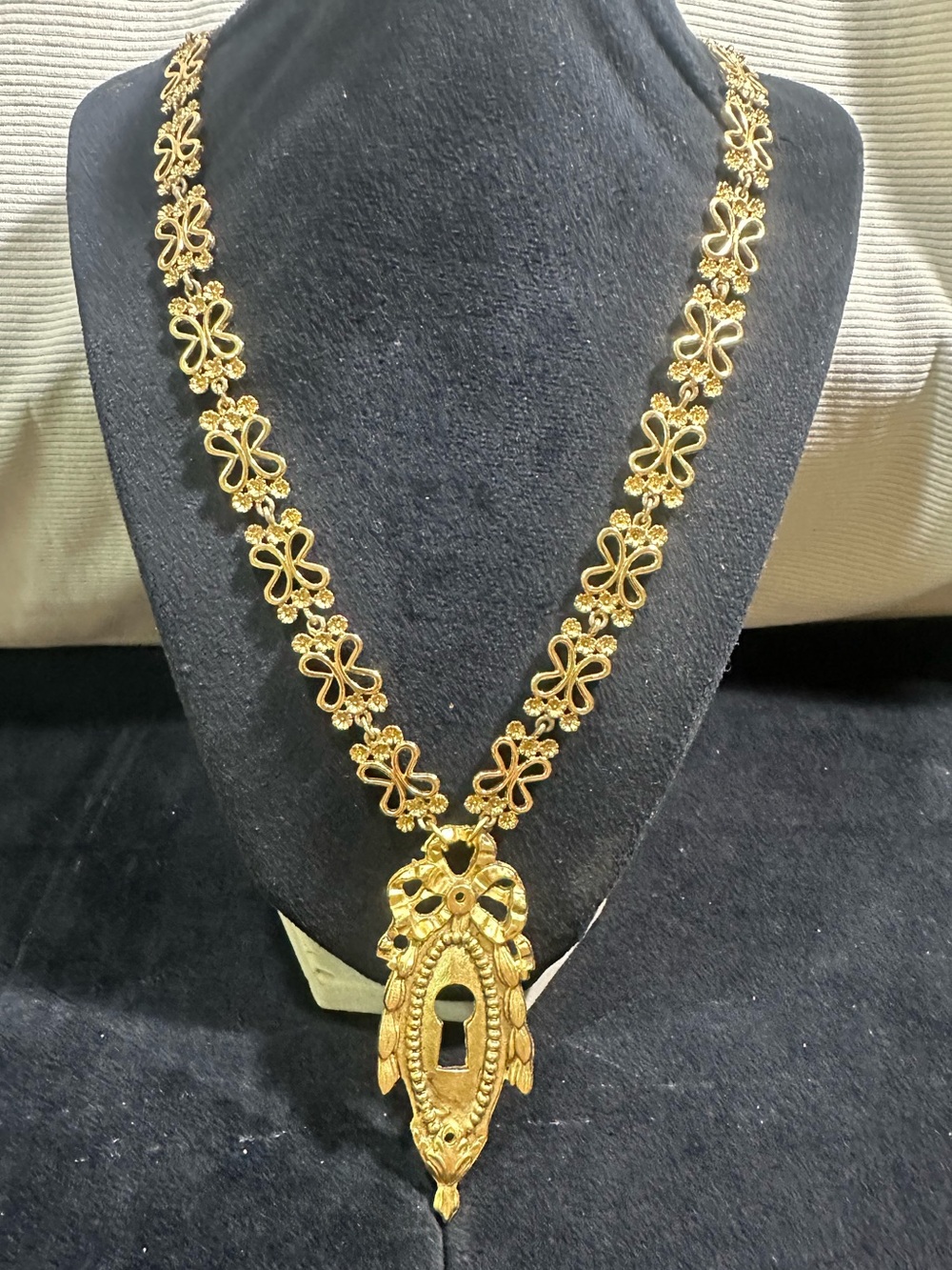 🔥RARE, Vtg: Victorian Ornate Key Filigree style, silhouette Pendant Necklace
